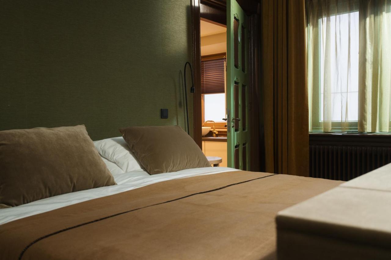 Staatsman Hotel *